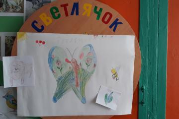 «А все-таки на свете придумано не зря: Что открывают двери ребятам лагеря!»